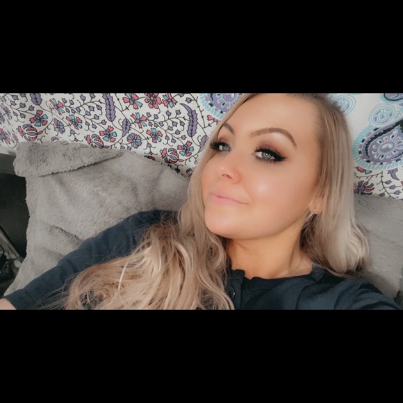 Meet your Posher, Lauren - Picture 2 of 2